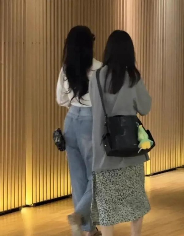 319策略 38岁刘亦菲上海被偶遇！这臀腰比绝了 网友：背影一看就知道是美女