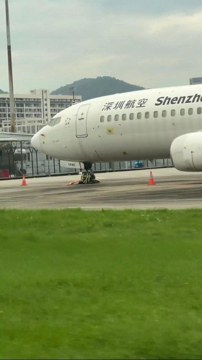 深圳机场飞机被“五花大绑”防台风 超强台风“桦加沙”逼近华南